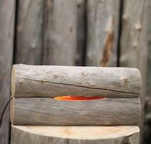 Stimmungslicht im Lagerfeuerstil aus verwitterter Kiefer.