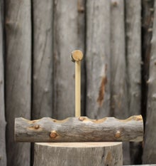 Getr&auml;nkehalter aus trockenem Holz.