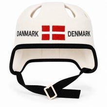 Wei&szlig;er Sauna- und Badefasshut im Eishockeyhelm-Stil, mit dem Text Danmark-Denmark und der d&auml;nischen Flagge.