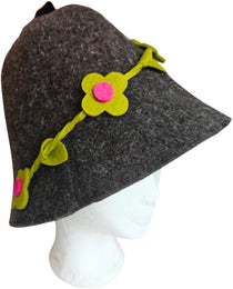 Mit Blumendekoration